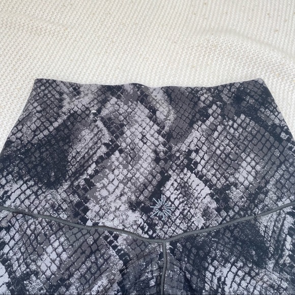 Aerie Offline Real Me Hi-Rise Cross Over Snake Leggings Size Small - Picture 3 of 5